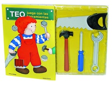 Teo juega con las herramientas